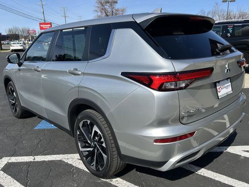 Used 2022 Mitsubishi Outlander SE image 3