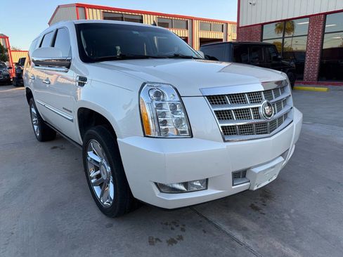Used 2013 Cadillac Escalade Platinum image 1