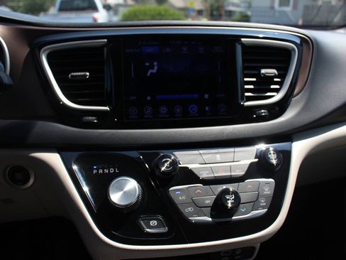 Used 2017 Chrysler Pacifica Touring FWD image 10