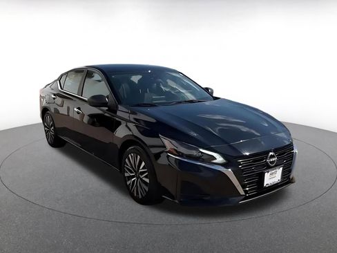 Used 2025 Nissan Altima 2.5 SV FWD image 3