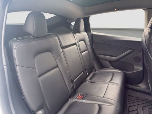 Used 2022 Tesla Model Y Long Range image 17