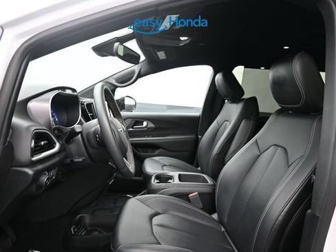 Used 2025 Chrysler Pacifica Select FWD image 15