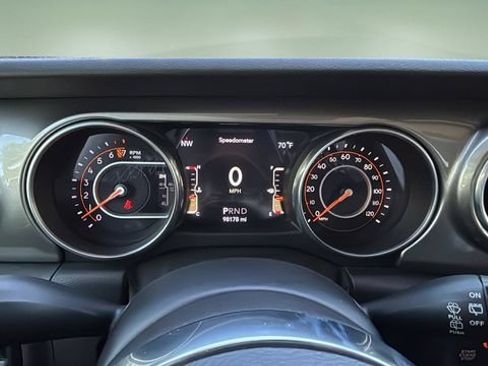 Used 2018 Jeep Wrangler Unlimited Sahara AWD/4WD image 15