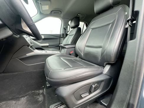 Used 2023 Ford Explorer XLT w/ Equipment Group 202A AWD/4WD image 16
