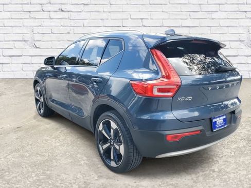Used 2021 Volvo XC40 T4 Momentum w/ Premium Package image 2
