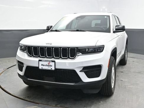 Used 2022 Jeep Grand Cherokee Laredo AWD/4WD image 2