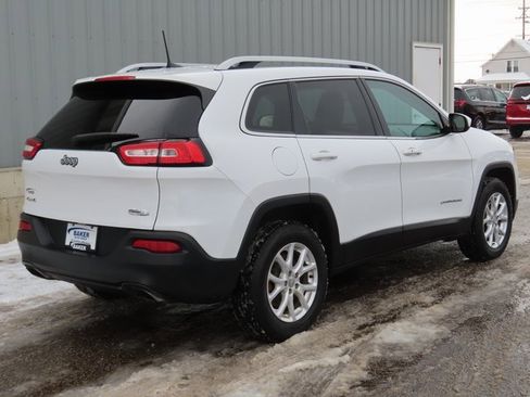 Used 2018 Jeep Cherokee Latitude w/ Comfort & Convenience Group image 3