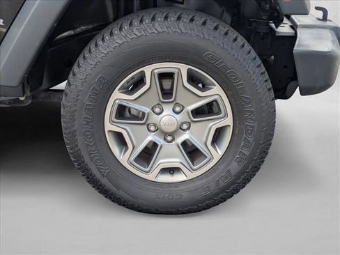 Used 2017 Jeep Wrangler Unlimited Rubicon w/ Connectivity Group AWD/4WD image 21