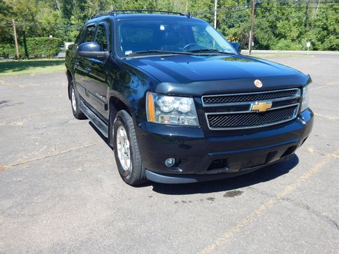 Used 2013 Chevrolet Avalanche LT image 8