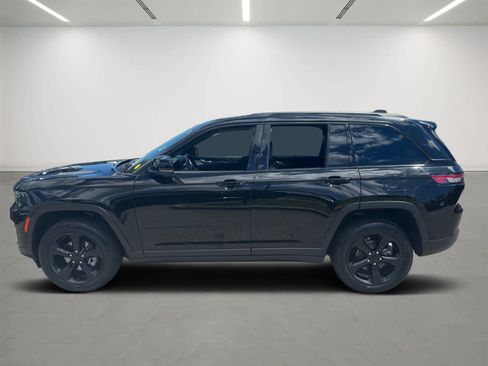 Used 2022 Jeep Grand Cherokee Altitude AWD/4WD image 3