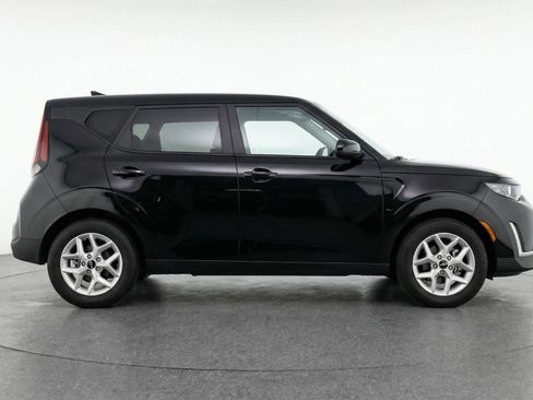 Used 2025 Kia Soul LX w/ LX Technology Package FWD image 11