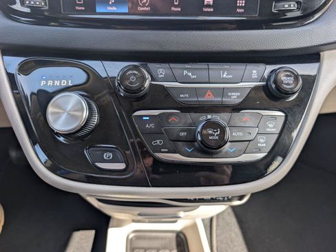 Used 2024 Chrysler Pacifica Touring-L FWD image 16