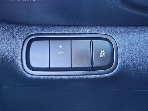 Used 2023 Hyundai Venue SE image 17