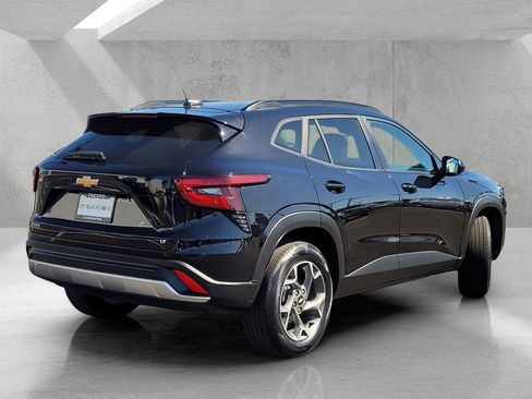 Used 2025 Chevrolet Trax LT w/ LT Convenience Package FWD image 4