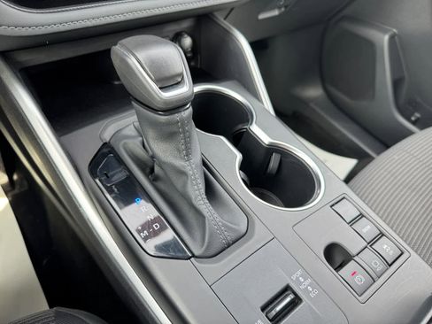 Used 2025 Toyota Highlander LE image 6