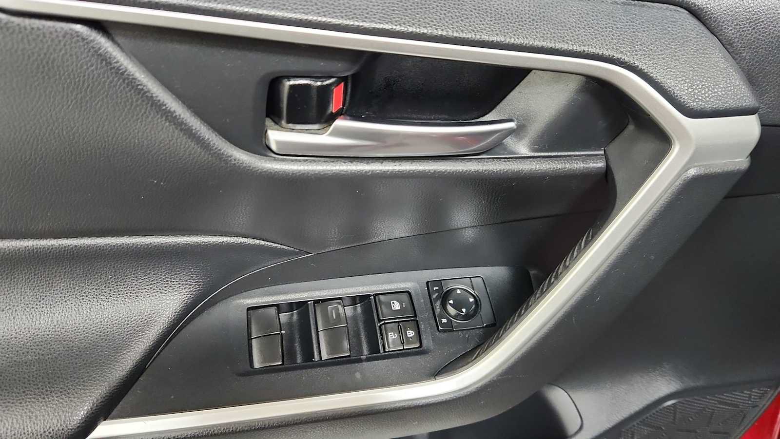 Certified 2020 Toyota RAV4 XLE w/ Carpet Mat Package AWD/4WD image 15