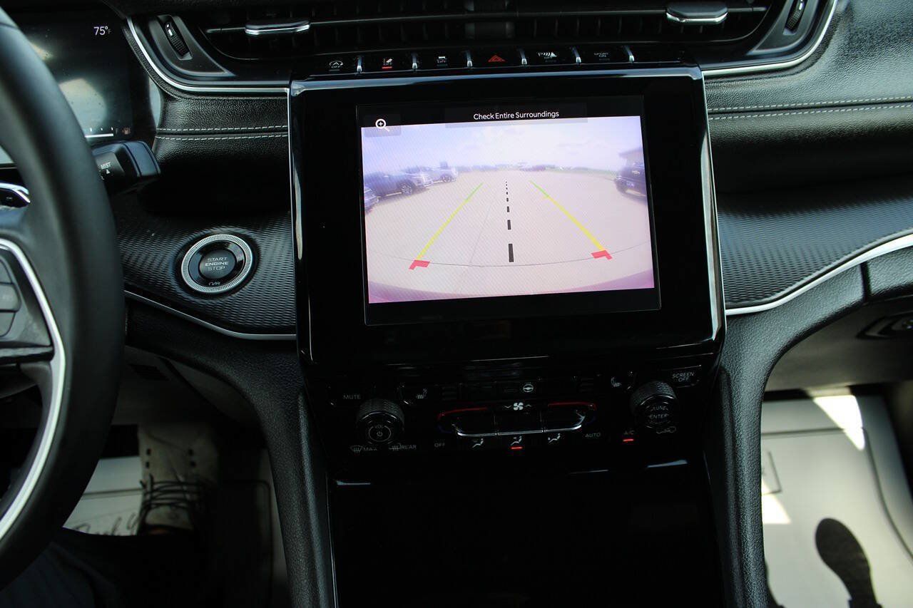 Used 2023 Jeep Grand Cherokee Altitude AWD/4WD image 19