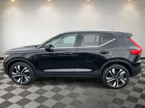 Used 2023 Volvo XC40 B5 Plus image 6