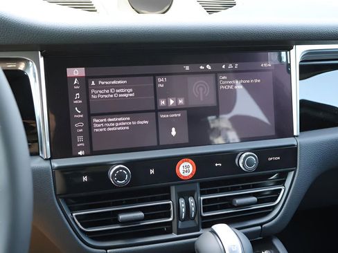 Certified 2025 Porsche Macan image 23