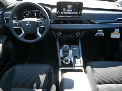 Used 2025 Mitsubishi Outlander ES image 11