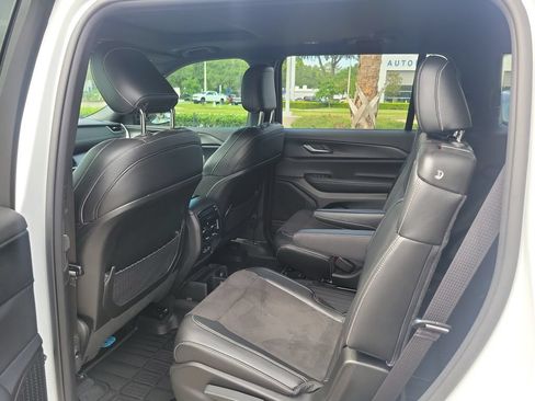 Used 2024 Jeep Grand Cherokee L Altitude AWD/4WD image 12