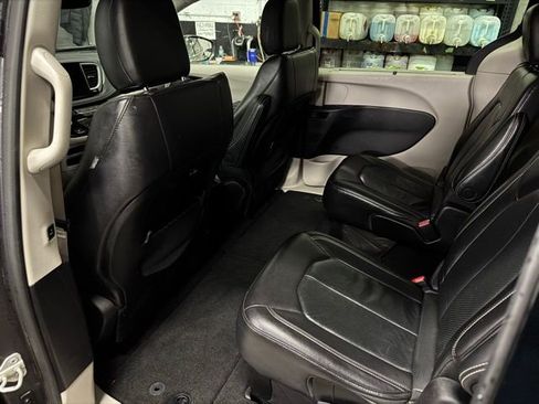 Used 2022 Chrysler Pacifica Touring-L image 20