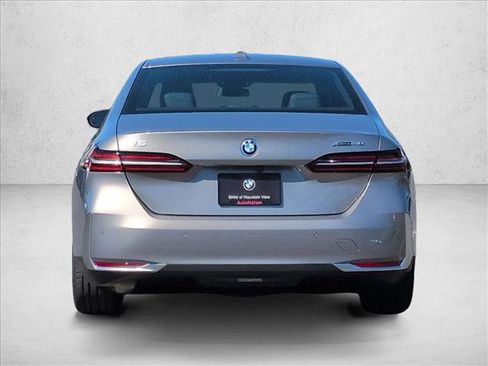 New 2026 BMW i5 eDrive40 image 8