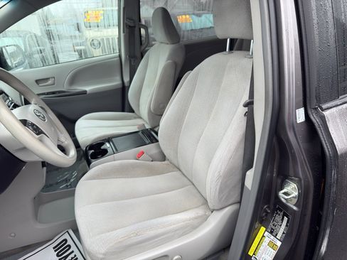 Used 2013 Toyota Sienna LE image 11