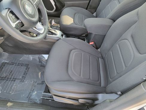 Used 2019 Jeep Renegade Latitude FWD image 16