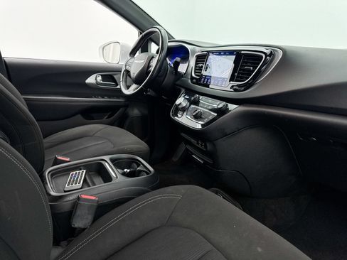 Used 2018 Chrysler Pacifica Touring Plus w/ S Appearance Package FWD image 9