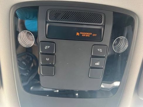 Used 2023 Kia Carnival LX FWD image 10