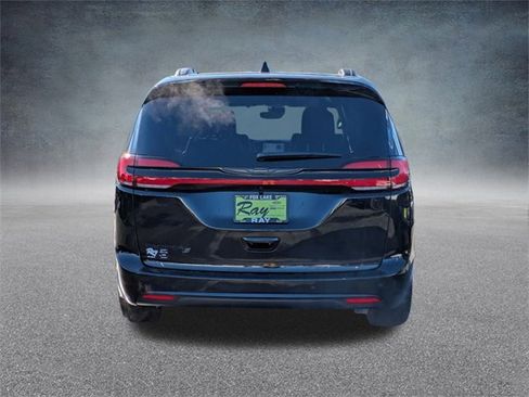 New 2026 Chrysler Pacifica Select image 5