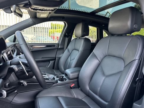 Certified 2025 Porsche Macan AWD/4WD image 5