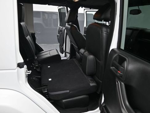 Used 2018 Jeep Wrangler Unlimited Sahara AWD/4WD image 25