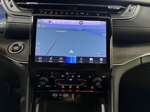 Used 2023 Jeep Grand Cherokee Limited w/ Luxury Tech Group II image 35