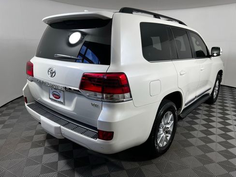 Used 2018 Toyota Land Cruiser w/ Four Season Floor Mat Package AWD/4WD image 5