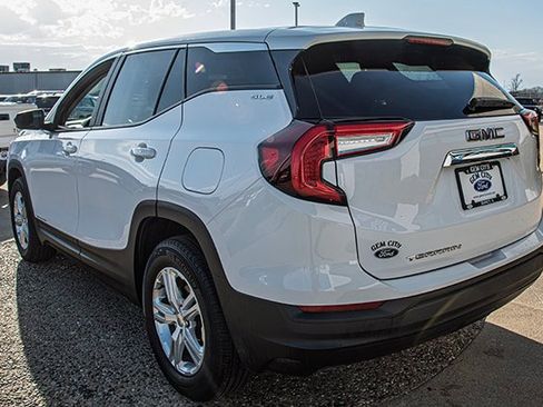 Used 2024 GMC Terrain SLE image 3