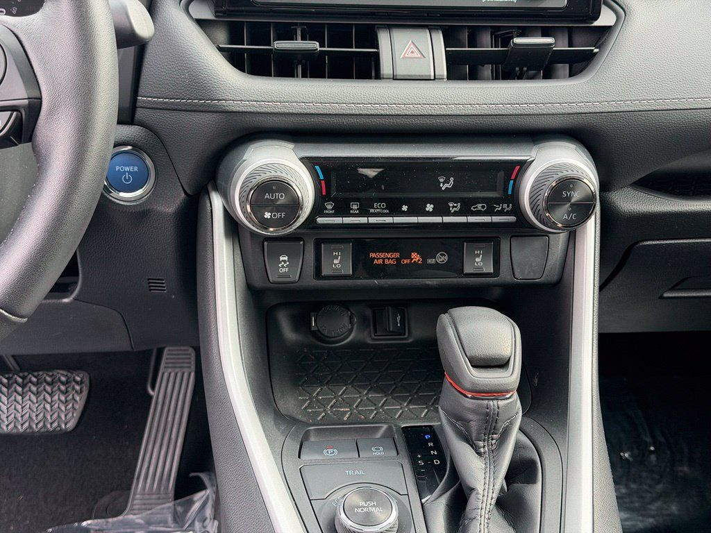Used 2022 Toyota RAV4 XLE w/ Convenience Package AWD/4WD image 17