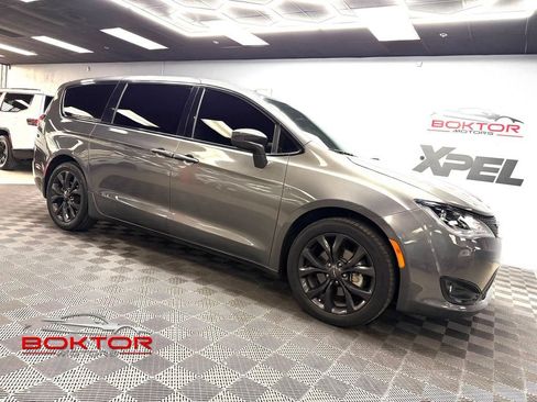 Used 2018 Chrysler Pacifica Touring Plus w/ S Appearance Package FWD image 1
