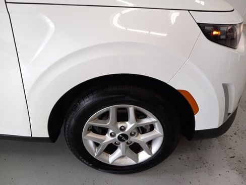 Used 2023 Kia Soul LX w/ Option Group 015 FWD image 3