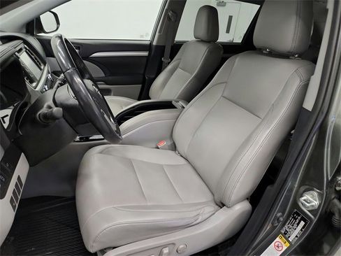 Used 2019 Toyota Highlander XLE image 19