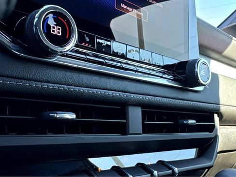 Used 2025 Chevrolet Colorado LT image 10