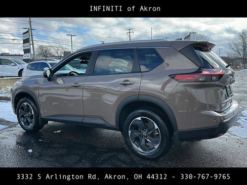 Used 2025 Nissan Rogue SV w/ SV Premium Package image 10