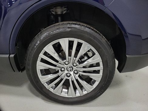 Certified 2024 Toyota Venza XLE image 8