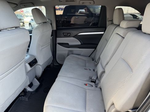 Used 2019 Toyota Highlander LE image 32