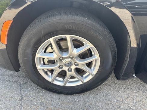 Used 2024 Chrysler Pacifica Touring-L FWD image 12
