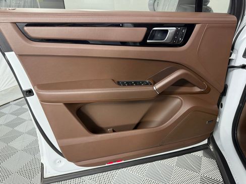 Used 2023 Porsche Cayenne S image 27
