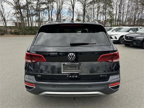 Used 2023 Volkswagen Taos SE w/ Panoramic Sunroof Package image 4