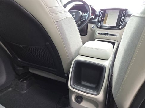 Used 2020 Volvo XC40 T4 Momentum w/ Protection Package Premier FWD image 23