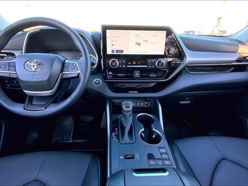 Certified 2025 Toyota Highlander XLE image 14